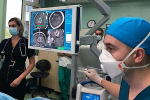 Operație pe creier, realizată în premieră în România: "Neurochirurgul doar trebuie să apese un singur buton"