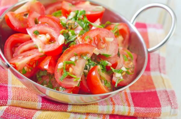 Salata de roșii românească, desemnată mâncarea cu cele mai puține calorii