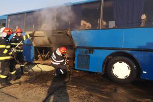 Un autocar plin cu copii a luat foc pe un drum din Botoşani