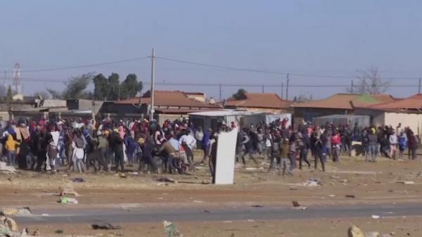 Africa de Sud, în pragul unui război civil după arestarea fostului preşedinte Jacob Zuma