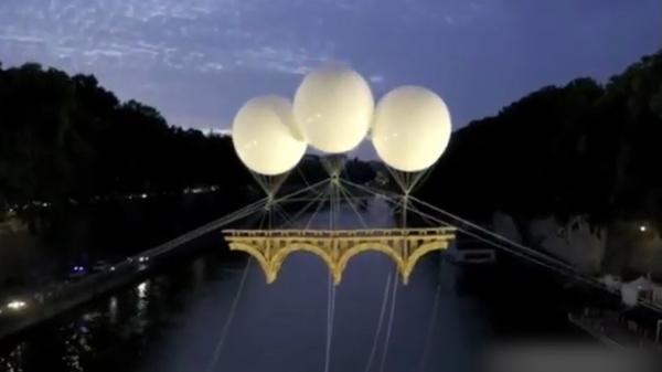 Pod zburător, instalat deasupra fluviului Tibru, noua atracţie turistică a Romei. Ce simbolizează monumentul