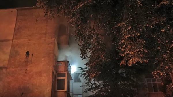 Atac de panică, persoane evacuate şi degajări mari de fum, după ce bunurile depozitate pe balcon, de un bărbat din Botoşani, au luat foc