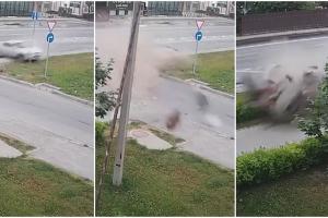 Momentul dramatic în care o Toyota se rupe în două, după ce loveşte cu viteză un stâlp, pe un drum din Rusia - VIDEO