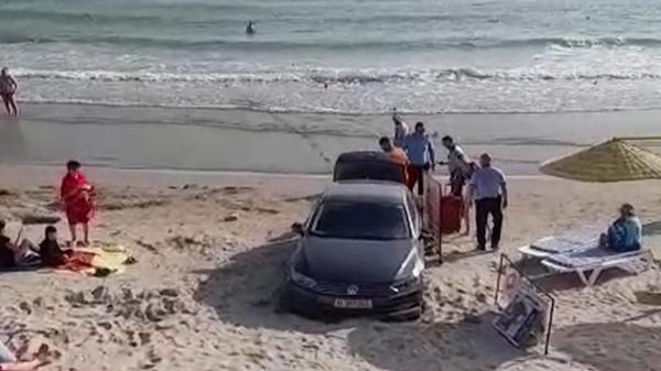 Şoferul care a intrat cu maşina pe plajă la Saturn a mai fost prins băut la volan, drogat şi cu permisul suspendat, toate în decurs de 7 zile