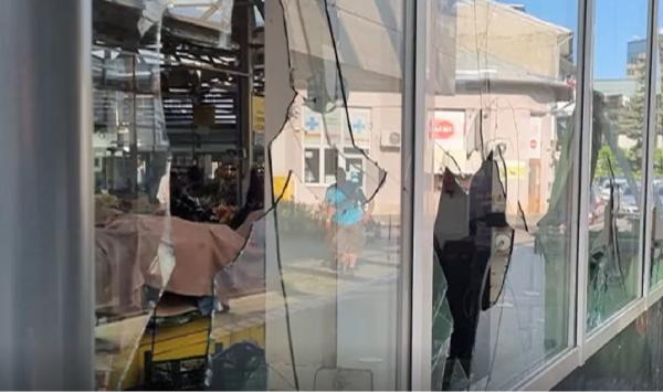 "Van Damme" reţinut în Câmpina, după ce a făcut prăpăd în Piaţa Centrală distrugând 12 geamuri şi o uşă