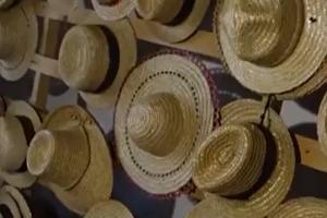 Cea mai mare pălărie din lume poate fi probată la singurul muzeu al pălăriilor de paie din România
