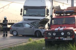 Maşină din România, izbită în plin de un TIR românesc, la Ruse. Femeia din Skoda şi un băiat de 15 ani au murit pe loc