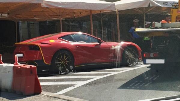Ferrari-ul milionarului Dan Nicorescu, ridicat de polițiștii locali din Constanța, după o parcare neregulamentară