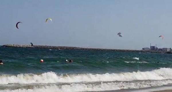 Vreme perfectă pe litoral, pentru iubitorii de kite surfing. "Prinţii vântului" au făcut spectacol pe mare