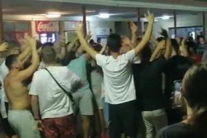 Zeci de tineri au dansat şi s-au distrat în gara din Constanţa, chiar dacă trenul a avut o întârziere de peste două ore