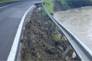 Alunecare de teren pe DN 1A Brașov-Ploiești. Râul Tărlung a rupt o parte din terasamentul şoselei