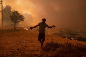 Sudul Europei arde. În Grecia, flăcările se apropie de Atena, disperare în Turcia: ”Ne ard casele și pădurile”
