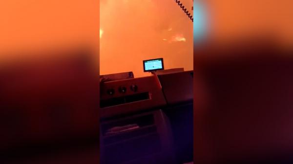 Imagini de infarct cu o mașină de pompieri care trece printr-un zid de foc lângă Atena: ”Mergi, mergi, înainte!”. VIDEO
