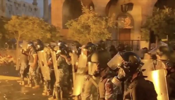 Un an de la explozia din Beirut. Protestatarii s-au bătut cu polițiștii, nemulțumiți că nici până azi nu a fost găsit un vinovat