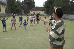 Învăţare prin joc: Centrele de vacanţă din Ţara Haţegului îi ajută pe copii să găsească echilibrul între distracţie şi şcoală