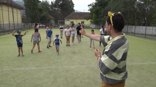 Învăţare prin joc: Centrele de vacanţă din Ţara Haţegului îi ajută pe copii să găsească echilibrul între distracţie şi şcoală
