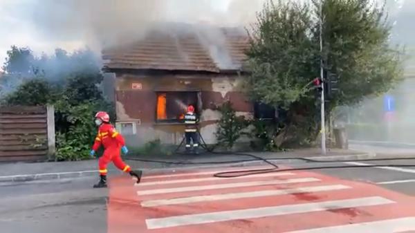 O casă părăsită a fost cuprinsă de flăcări în Baia Mare. Incendiul a izbucnit în mod inexplicabil din interior