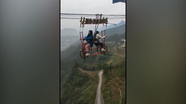 Nouă distracţie în China. La 300 de metri deasupra solului la bordul unei biciclete duble