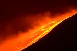 Etna, cel mai activ vulcan din Europa, a erupt din nou. Fotografii s-au înghesuit să surprindă spectacolul naturii
