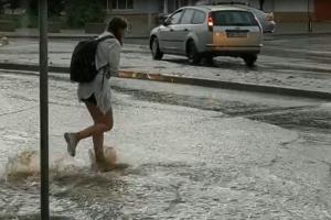 Străzi inundate şi maşini blocate, după o furtună puternică în Cluj