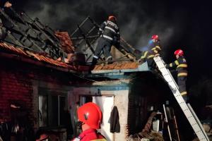 Casă înghiţită de foc în Braşov.  Nimeni nu ştie de la ce a pornit focul