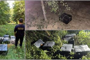 FOTO şi VIDEO. Țigări de contrabandă aduse cu drona din Ucraina şi ascunse într-o livadă din Satu Mare