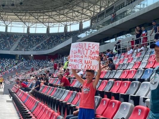 Gest emoţionant al căpitanului CSA Steaua: i-a oferit tricoul său unui copil care şi-a serbat ziua de naştere pe stadion