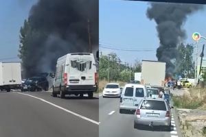 Accident între 3 autoturisme pe DN 7, în Argeş. O maşină a luat foc
