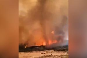 Imagini apocaliptice în Grecia. O "tornadă" de foc pârjolește totul în cale, în satul Vilia