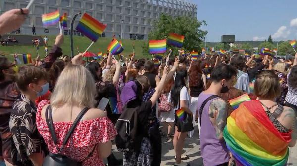 Susţinătorii comunităţii LGBT au participat în număr mare la Cluj Pride. Evenimentul nu a fost lipsit de incidente