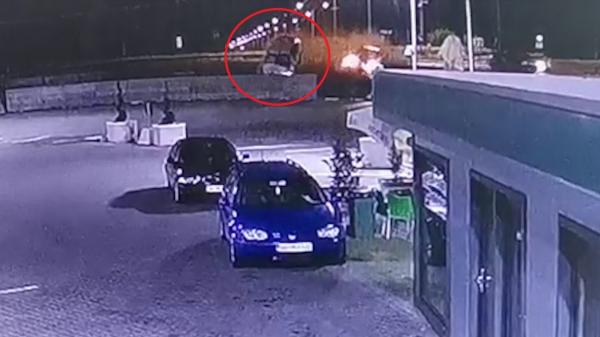 Momentul în care şoferul urmărit de poliţie, în Vâlcea, se înfige cu maşina într-un parapet din beton şi moare