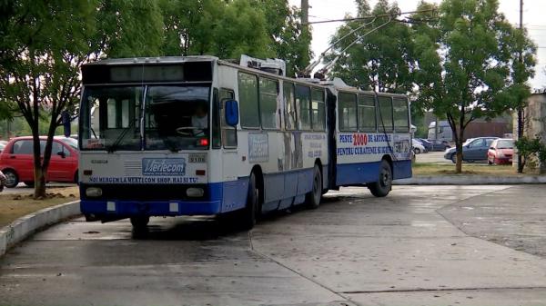 Transportul în comun din Târgu-Jiu te plimbă în timp: autobuze vechi de 30 de ani cu un milion de kilometri la bord. Autorităţile promit că le vor schimba