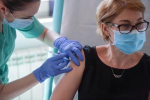 Guvernul a aprobat vaccinarea împotriva Covid-19 la domiciliu și în ambulatoriile de specialitate