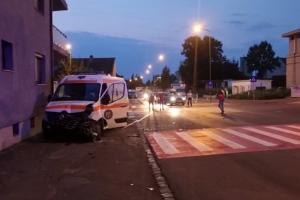 O ambulanţă a fost izbită în plin, într-o intersecţie din Braşov: şoferul maşinii nu a acordat prioritate autospecialei