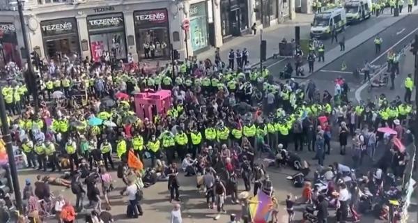 Un protest al "Extinction Rebellion" a paralizat traficul din Londra. Militaţii ecologişti s-au lipit cu adeziv, ca să nu poată fi evacuaţi