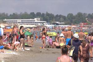 Ultimul weekend din sezonul estival, extrem de aglomerat. Turiştii nu s-au speriat de ploi şi ceaţă şi au luat plajele cu asalt