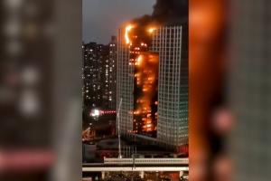 Zgârie-nori înghițit de flăcări. Un bloc cu 28 de etaje şi peste 400 de apartamente a luat foc în China. Părți din clădire s-au prăbușit în stradă