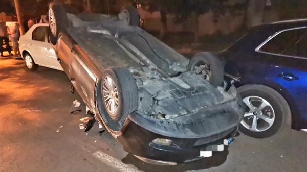 Un şofer beat din Slobozia a făcut praf patru maşini, în parcare. După ce a lovit autoturismele vecinilor, "a reuşit" să se răstoarne şi el