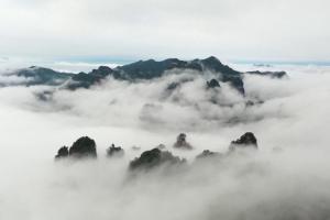 Fenomen meteo fascinant. O "mare de nori" s-a format în munți, într-un parc naţional din centrul Chinei