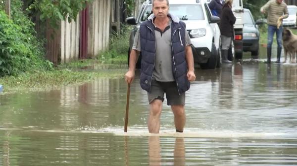 Autorităţile evaluează pagubele inundaţiilor din Braşov. Sute de familii afectate ar putea fi desbăgubite