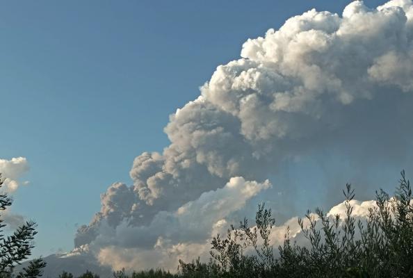 Vulcanul Etna a erupt din nou. Cenuşa expulzată a ajuns în satele din apropiere