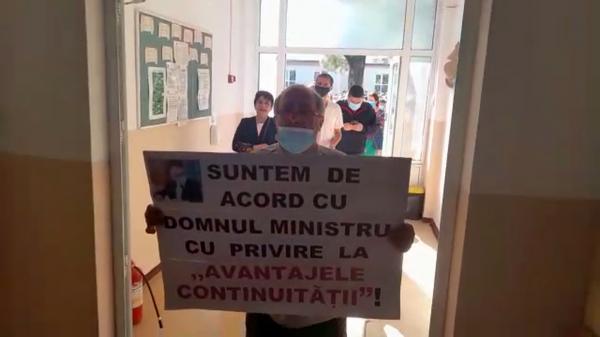 Schimbarea directorului unei şcoli din Filiaşi, motiv de revoltă în rândul profesorilor și părinților: "Ne vrem directorul!"