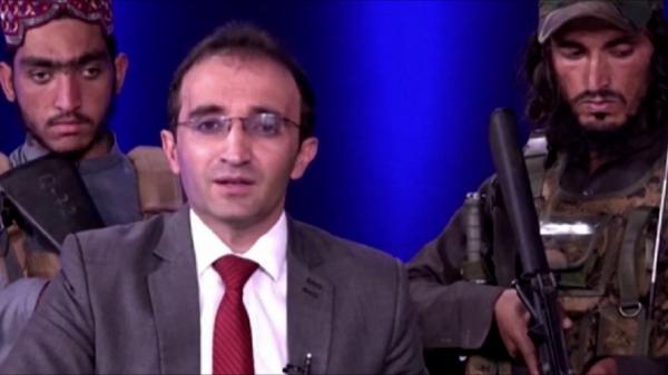 VIDEO. Un prezentator TV afgan, înconjurat de opt talibani înarmați, transmite îngrozit un mesaj populației. Militanții au dat buzna în platou cu puști de asalt