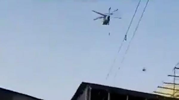 VIDEO. Talibanii se laudă că au reușit să zboare cu un elicopter Black Hawk în Kandahar. Armata SUA spune că a distrus zeci de avioane şi blindate