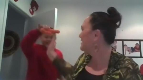 Moment devenit viral. Copilul unui ministru din Noua Zeelandă îşi întrerupe mama în timpul unui interviu, pentru a-i arăta un morcov deformat