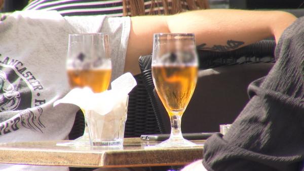 Românii, fruntaşi în UE la consumul de alcool şi la cele mai mici preţuri la băutură. Clienţii fideli au altă părere: "Să mai scadă preţul, ca să bem şi noi mai mult"