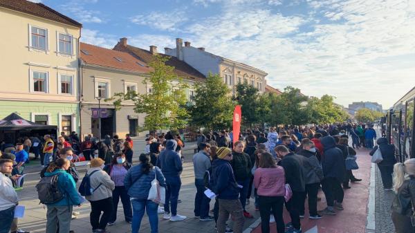 Peste 400 de oameni au stat la coadă pentru a dona sânge, în schimbul unui bilet la UNTOLD, în Cluj