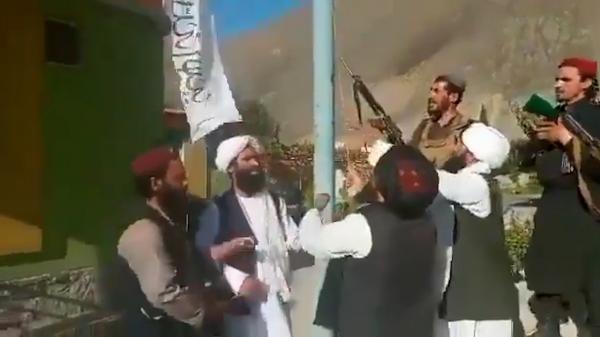 Talibanii au ridicat steagul alb în valea Panjshir şi susţin că au cucerit ultima redută. Liderul rezistenței îndeamnă la luptă