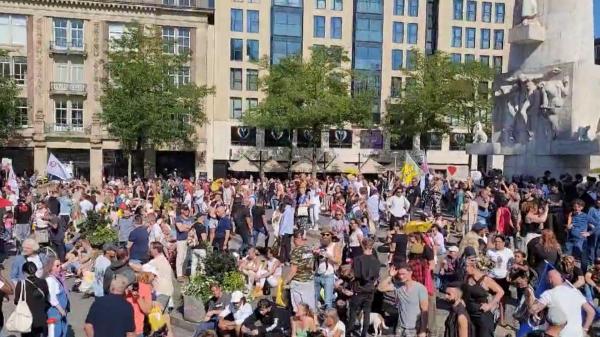 Peste 60 de mii de oameni au ieşit în stradă pentru a protesta împotriva restricţiilor Covid, în Amsterdam