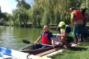 Emil Boc a ieșit la plimbare cu o canoe, pe lacul Gheorgheni din Cluj-Napoca, în memoria lui Ivan Patzaichin